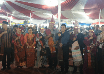 Surya-Taufik Gunakan Pakaian Adat Batak Toba