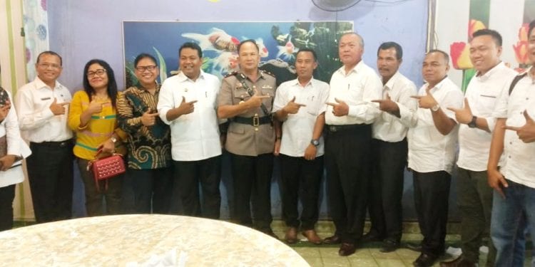 foto & teks: ignatius siagian
Panitia Natal Oikumene 2019 Kota Tanjungbalai berphoto bersama dengan Walikota Tanjungbalai H M Syahrial,SH,MH  di rumah makan Zahar Sea Food, di Jalan Sudirman, Kota Tanjungbalai.