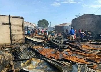 Pedagang Pasar TPO Tanjungbalai Cari Barang Berharga di Puing-puing Kios yang Terbakar