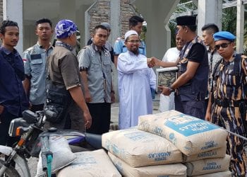 GM Pekat-IB dan Rosmansyah Serahkan Bantuan ke Masjid Hidayatul Hidayat