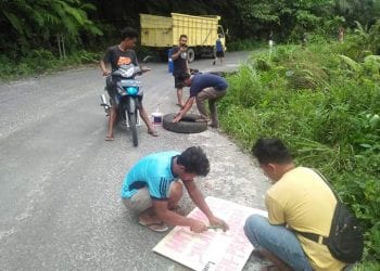 GM PEKAT IB Pasang Rambu Peringatan Bahaya di Lokasi Jalan yang Longsor