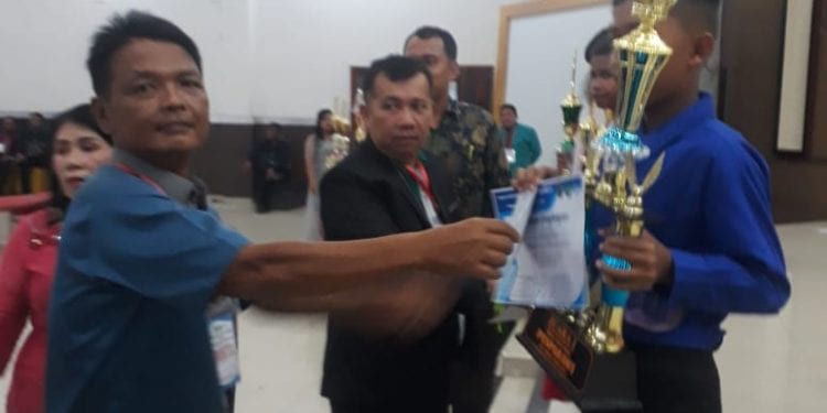 (Ricad/taslabnews) Ketua LPPD Labuhanbatu Utara Harold Hamonangan Sinaga, ST menyerahkan piala kepada juara