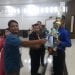 (Ricad/taslabnews) Ketua LPPD Labuhanbatu Utara Harold Hamonangan Sinaga, ST menyerahkan piala kepada juara