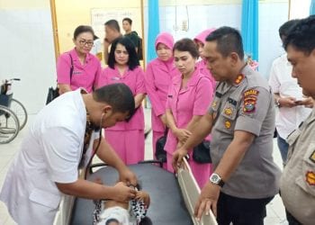 Kusumawati Balita Penderita Sakit Paru-Paru Dibawa ke Rumah Sakit