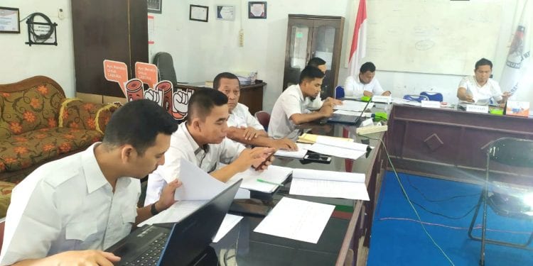 foto & teks: richard silaban
Ketua KPU Labura Heriamsyah Simanjuntak memimpin rapat bersama komisioner