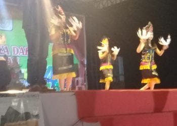 Rosmansyah Tebus Lelang Batumbang Apam Rp1 Juta di Penampilan Etnis Banjar di PSBD Asahan 2019