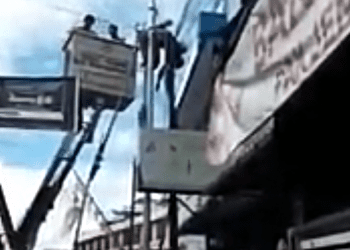 Video Evakuasi Pemasang Lampu Jalan di Siantar Tewas Tersengat Listrik