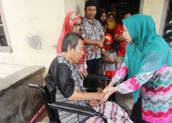 Terima Kursi Roda, Penderita Stroke Ucapkan Terimakasih ke Ketua TP PKK Asahan