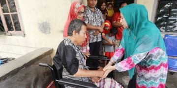 Terima Kursi Roda, Penderita Stroke Ucapkan Terimakasih ke Ketua TP PKK Asahan