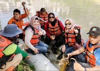 Antisipasi Banjir, Pemdes Pekiringan dan IWO Inisiasi Giat Bersih Enceng Gondok