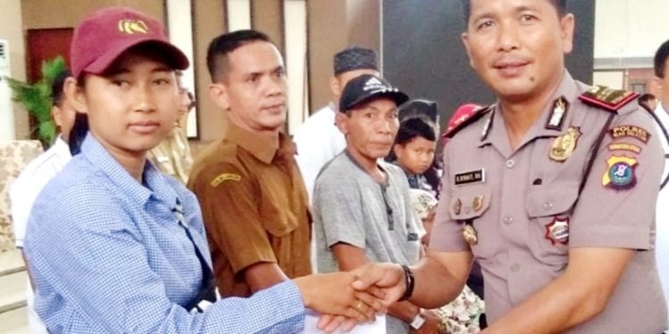 teks & foto: richard silaban
■
Kapolsek Kualuh Hulu Iptu Sahrial Sirait, SH menyerahkan bantuan pada peringatan Hari Penyandang Disabilitas tahun 2019 