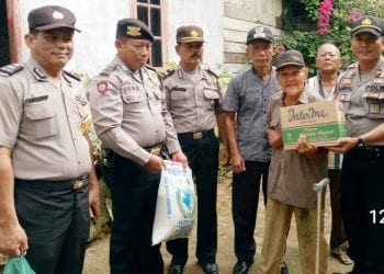 Kapolsek Kualuh Hulu Berikan Tali Asih Kepada Warga Kurang Mampu
