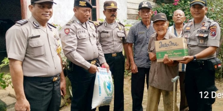 Teks Foto: richard silaban ■

Kapolsek Kualuh Hulu Iptu Sahrial Sirait, SH memberikan tali asih kepada Mismin, warga kurang mampu 