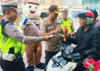 Kapolres Bagi Bunga dan Coklat ke Pengendara Sepedamotor