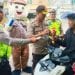 Kapolres Bagi Bunga dan Coklat ke Pengendara Sepedamotor