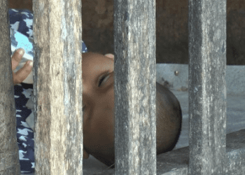 Bocah Malang Ini Dikurung Keluarganya di Kerangkeng Kayu