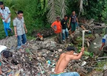 Salut, Anggota GM Pekat IB Gotongroyong Membersihkan Parit