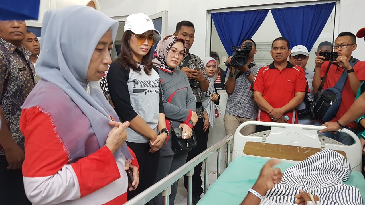 Ketua DPRD, Kapolres dan Bupati Asahan saat menjenguk 49 warga yang keracunan makanan