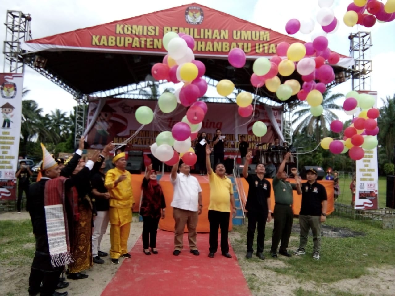 (Richad Silaban/taslabnews) Bupati Labura H Kharuddin Syah, SE didampingi Drs H Ali Tambunan, Komisioner KPU dan Forkopimda melepas balon pertanda tahapan Pilbup dimulai.