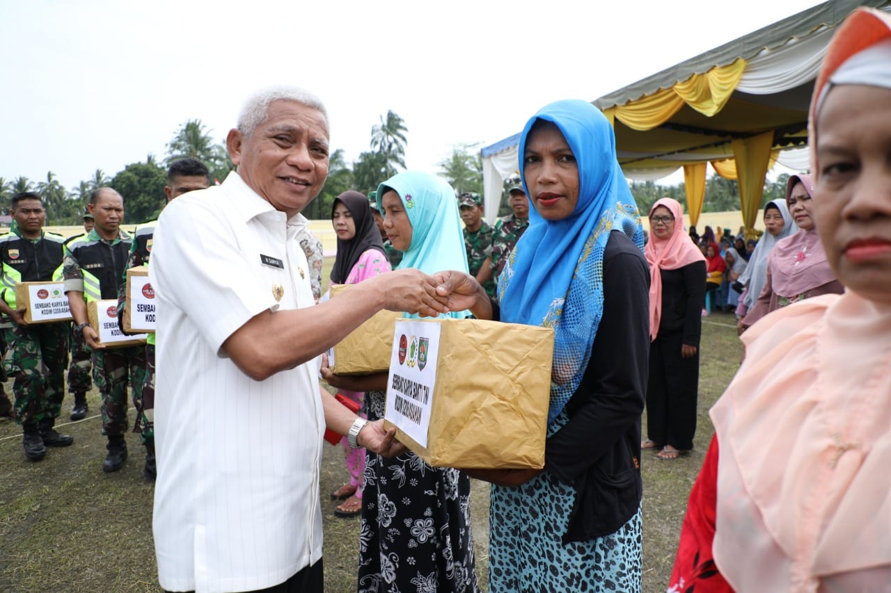 Peringatan Hari Juang TNI AD, Bupati Asahan dan Dandim Serahkan Sembako