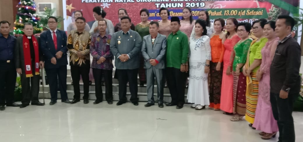 (Richard Silaban/taslabnews) Bupati Labuhanbatu Utara H Kharuddin Syah, SE foto bersama pada perayaan Natal Oikumene 2019