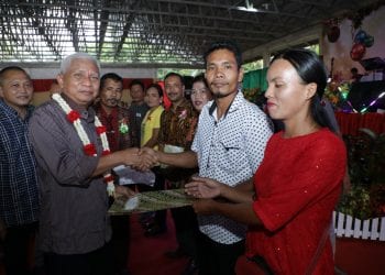 Hadiri Perayaan Natal Oikumene di Bandar Pasir Mandoge, Bupati Asahan Serahkan Akta Nikah pada Warga