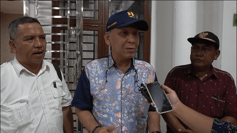 Kepala Dinas Bina Marga dan Bina Konstruksi Pemerintah Provinsi Sumut Effendy Pohan saat turun ke Sei Kepayang