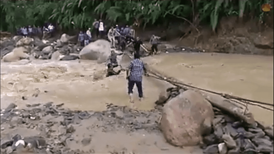 Bupati Labuhanbatu Utara (Labura) Khairuddin Syah Sitorus jatuh ke sungai saat meninjau lokasi bencana banjir bandang di Dusun Siria-ria, Desa Pematang, Kecamatan NA IX-X, Minggu (29/12/2019).