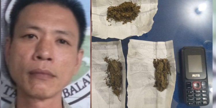 foto/teks: ignatius siagian

Tersangka Nazaruddin alias Aliang berikut dengan barang buktinya saat diamankan di Polres Tanjungbalai. 