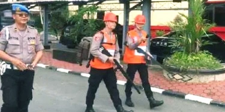 Kedua oknum Poldasu (rompi oranye) saat menjalani sanksi disiplin dengan berkeliling Mapoldasu.