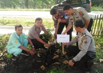 Dukung Arahan Kapoldasu, Kapolsek Serbalawan dan Jajaran Lakukan Penanaman Pohon