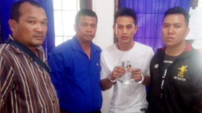 teks/foto: ignatius siagian ■
Tersangka Heri Iskandar alias Dogol diapit petugas.