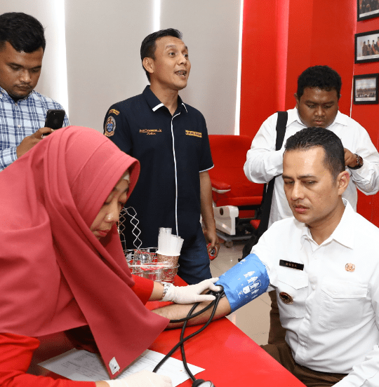 Wagubsu Saksikan Penyerahan Bantuan Mobil Jenazah ke PMI