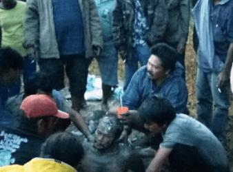 Korban disambar petir di Tanah Karo saat mendapat pertolongan dari warga.