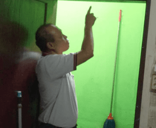 Warga menunjukkan lokasi korban ditemukan tergantung