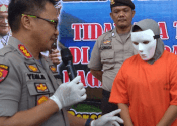 Kapolres Deli Serdang Kombes Yemi Mandagi saat menanyai tersangka penjual 4 orang ke Malaysia.