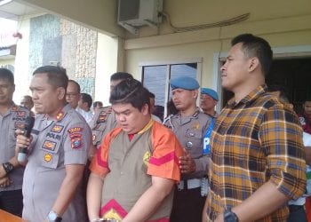 Tersangka mucikari online di Asahan saat dimintai keterangan di Polres Asahan