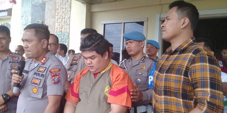 Tersangka mucikari online di Asahan saat dimintai keterangan di Polres Asahan