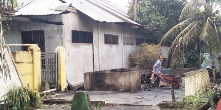 foto & teks: ramadhan batubara   ■
Bangunan Kantin Kantor Kecamatan Tanjungbalai yang ludes dilahap api, saat setelah dibersihkan.