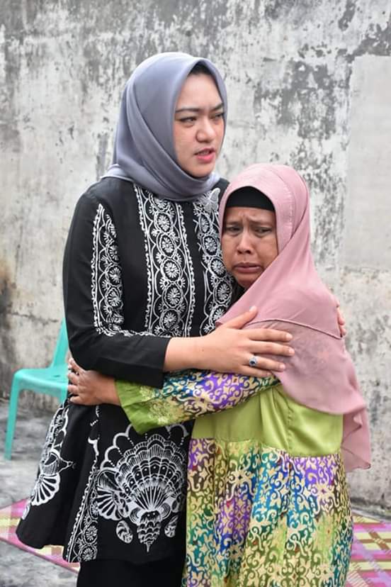 Istri Wali Kota Tanjungbalai Gendong Anak Korban Kebakaran