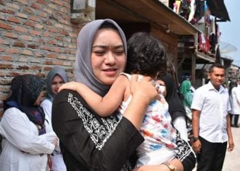Istri Wali Kota Tanjungbalai Gendong Anak Korban Kebakaran