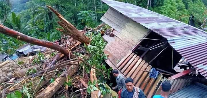 Warga menyaksikan rumah yang rusak akibat diterjang banjir bandang di Tapteng.