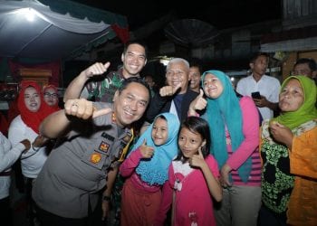 Kapolres, Bupati dan Dandim 0208 Asahan Selfi dengan Warga di Acara Pelantikan DPC PPMA