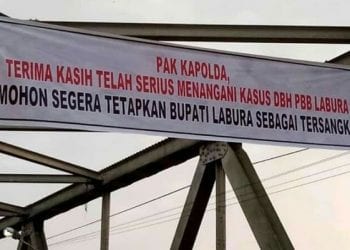 Warga Pasang Spanduk Agar Bupati Labura Ditetapkan Jadi Tersangka