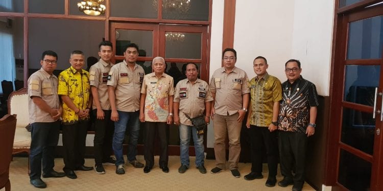 Bupati Asahan Surya didampingi Kadis Infokom Rahmat Hidayat Siregar menerima audiensi pengurus PD IWO Asahan-Batubara