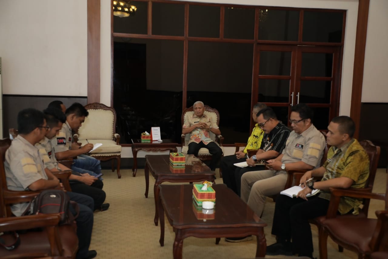 Bupati Asahan Surya didampingi Kadis Infokom Rahmat Hidayat Siregar menerima audiensi pengurus  PD IWO Asahan-Batubara.
