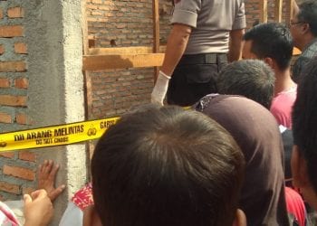 (Richard Silaban/TASLABNEWS) Personel Polsek Kualuh Hulu melakukan olah TKP, di tempat korban ditemukan tergantung.