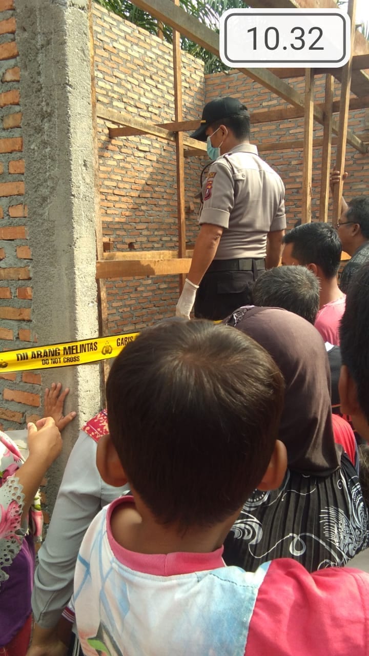 (Richard Silaban/TASLABNEWS) Personel Polsek Kualuh Hulu melakukan olah TKP, di tempat korban ditemukan tergantung.