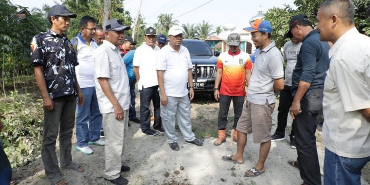 Bupati Asahan Gotong Royong Perbaiki Ruas Jalan Penghubung Desa Lubuk Banjar ke Lubuk Palas