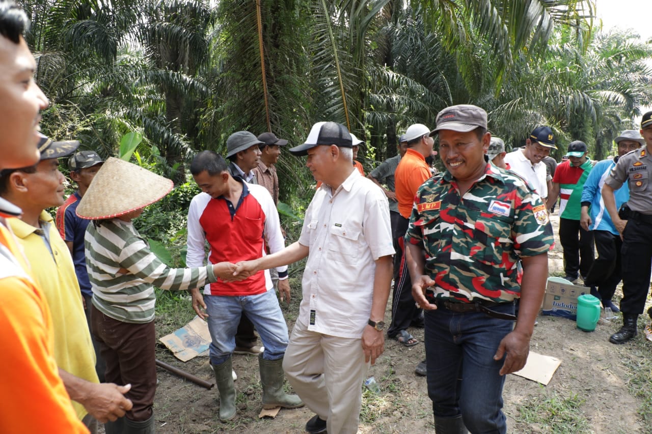 Bupati Asahan Gotong Royong Perbaiki Ruas Jalan Penghubung Desa Lubuk Banjar ke Lubuk Palas